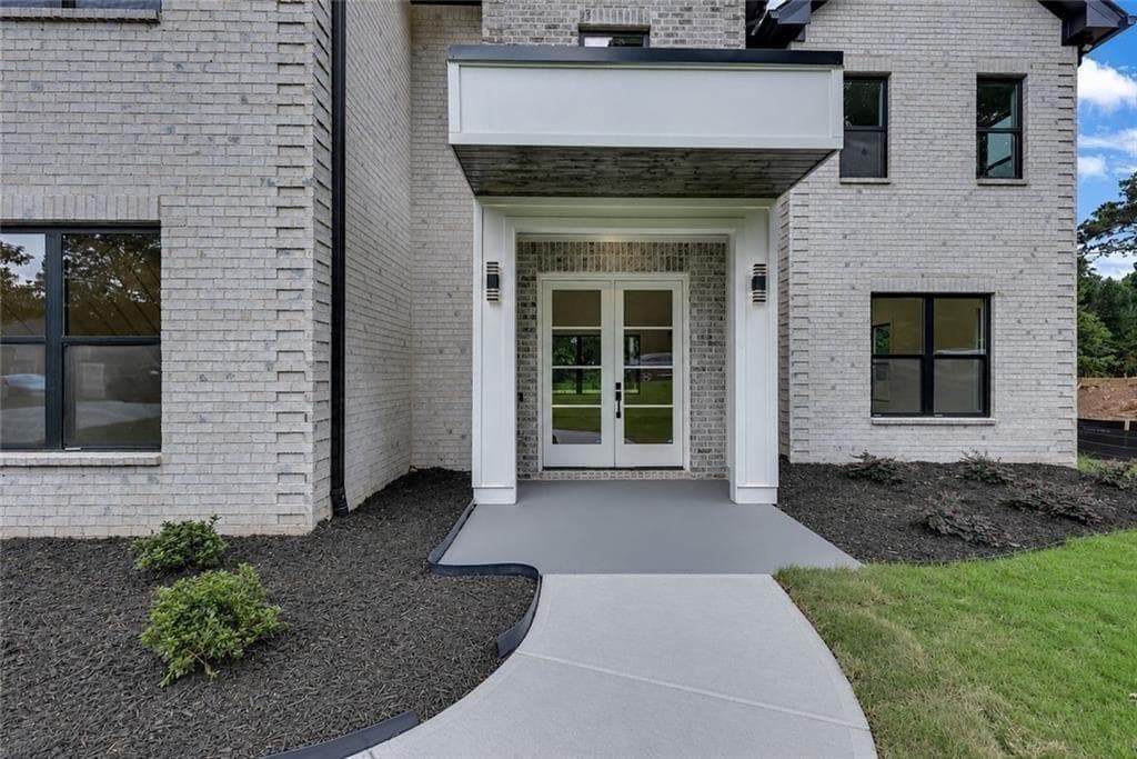 5 bedroom, 5 bathroom, 4,300 sq ft single family residence under contract at 2865 Echelon Court, Snellville, GA 30039 — photo 2