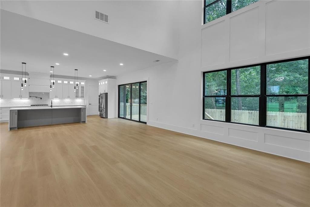 5 bedroom, 5 bathroom, 4,300 sq ft single family residence under contract at 2865 Echelon Court, Snellville, GA 30039 — photo 6
