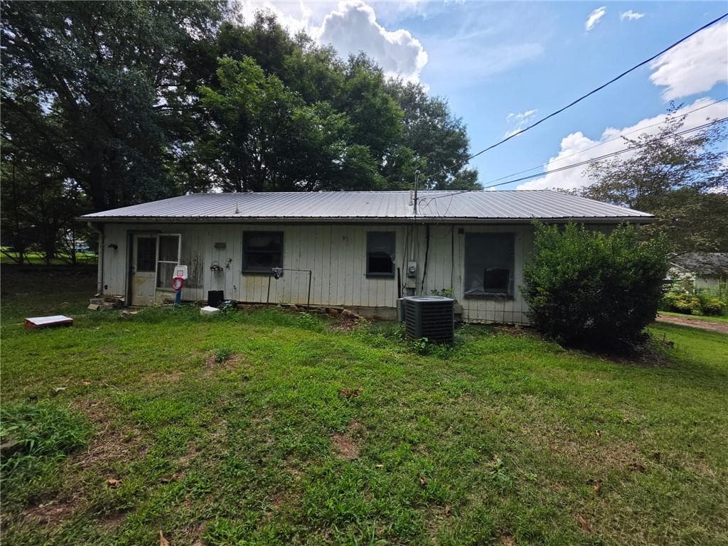 3 bedroom, 1 bathroom, 2,264 sq ft single family residence under contract at 344 Mitchell Road, Maysville, GA 30558 — photo 2