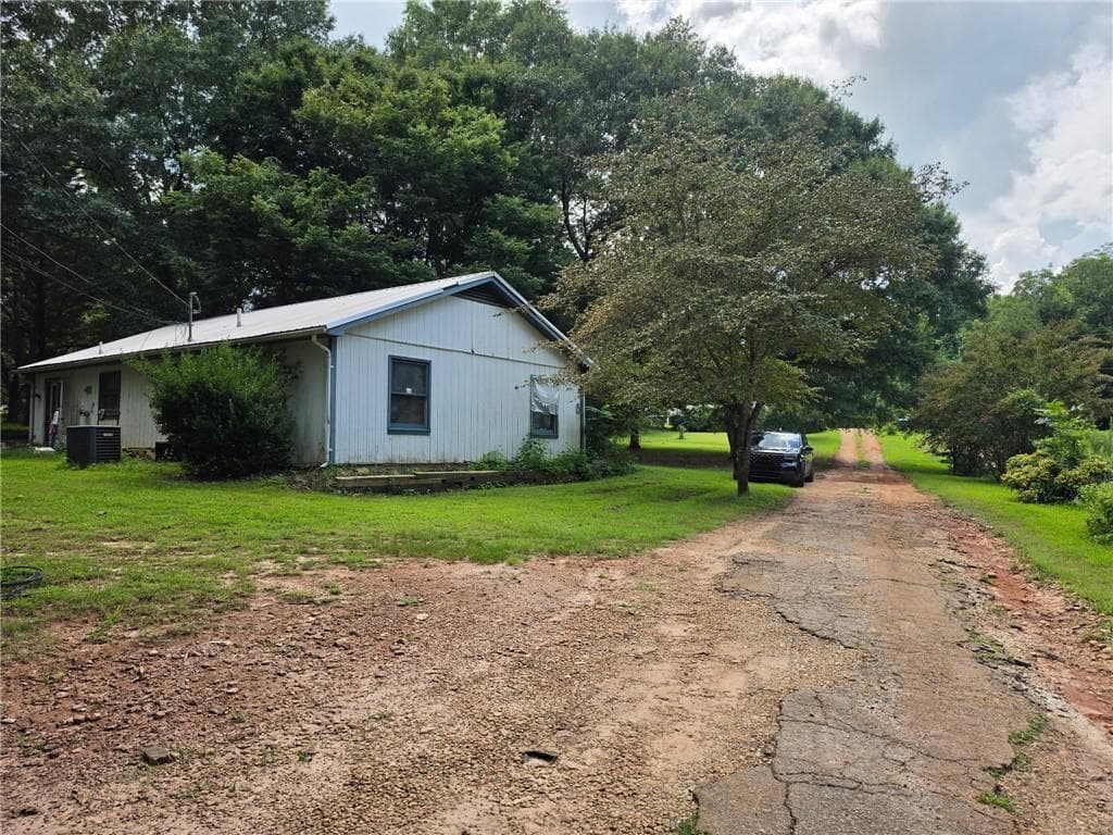 3 bedroom, 1 bathroom, 2,264 sq ft single family residence under contract at 344 Mitchell Road, Maysville, GA 30558 — photo 3