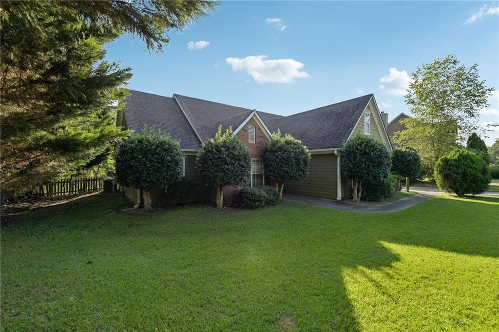 4 bedroom, 2 bathroom, 2,026 sq ft single family residence for sale at 2084 Green Gate Place, Grayson, GA 30017 — photo 2