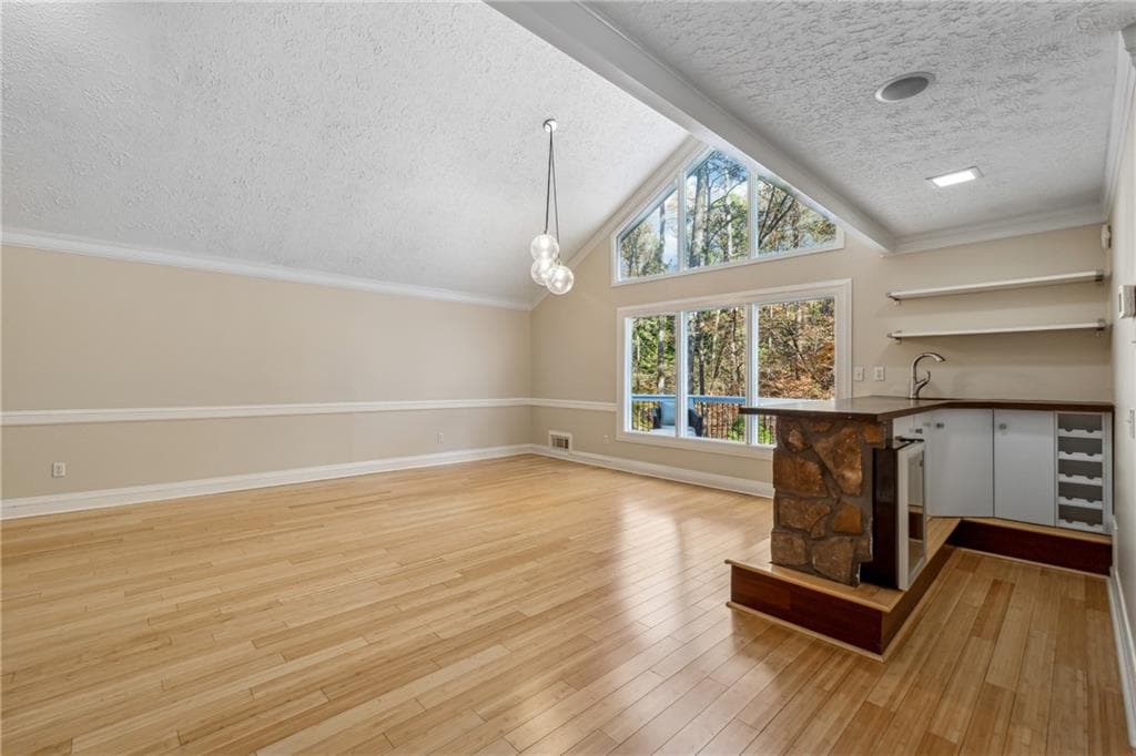 6 bedroom, 4 bathroom, 3,628 sq ft single family residence for rent at 6895 Riverside Drive, Sandy Springs, GA 30328 for $6,500 a month — photo 5