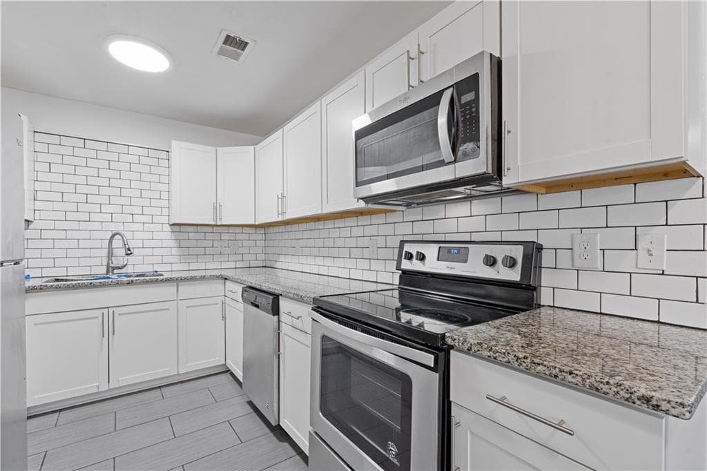 3 bedroom, 2 bathroom, 1,196 sq ft single family residence for sale at 433 W Lake Avenue, Atlanta, GA 30318 — photo 3