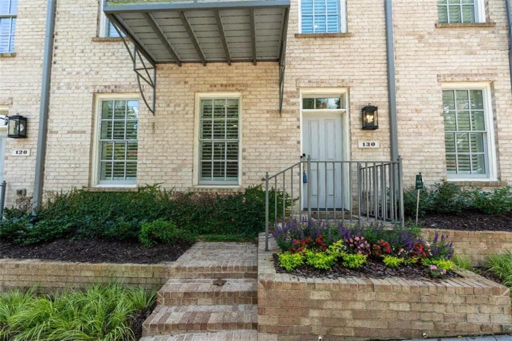 4 bedroom, 4 bathroom, 2,160 sq ft townhouse under contract at 130 Clover Court, Roswell, GA 30075