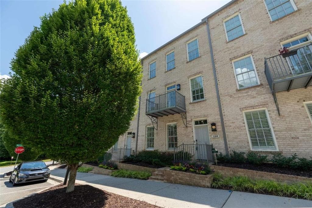 4 bedroom, 4 bathroom, 2,160 sq ft townhouse under contract at 130 Clover Court, Roswell, GA 30075 — photo 2