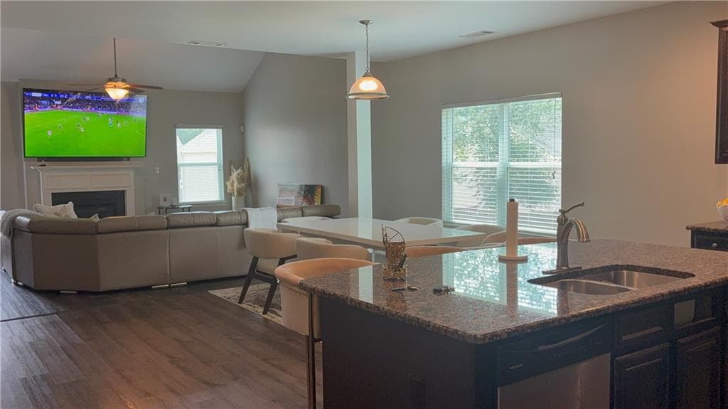 4 bedroom, 2 bathroom, 2,782 sq ft single family residence for rent at 1301 Rose Terrace Circle, Loganville, GA 30052 for $2,500 a month — photo 3