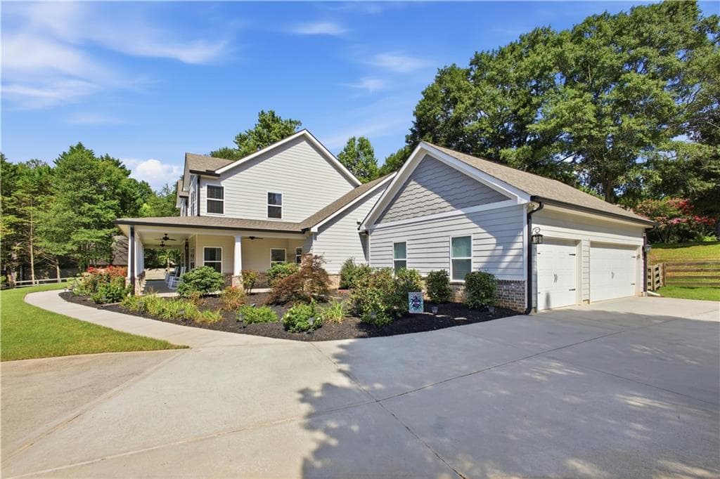 5 bedroom, 4 bathroom, 3,291 sq ft single family residence under contract at 579 New Cut Road, Braselton, GA 30517 — photo 4