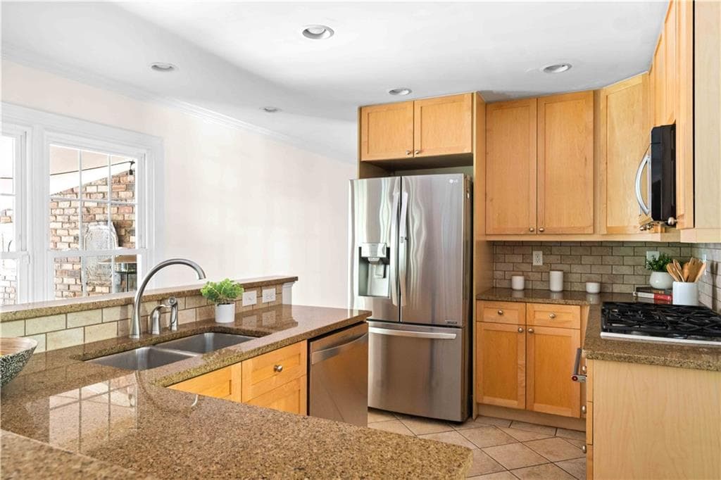 4 bedroom, 3 bathroom, 2,379 sq ft single family residence under contract at 2480 Flair Knoll Drive, Atlanta, GA 30345 — photo 4