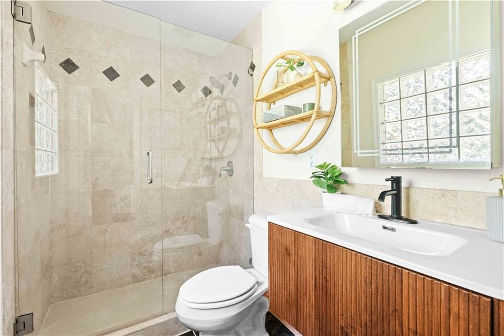4 bedroom, 3 bathroom, 2,379 sq ft single family residence under contract at 2480 Flair Knoll Drive, Atlanta, GA 30345 — photo 6