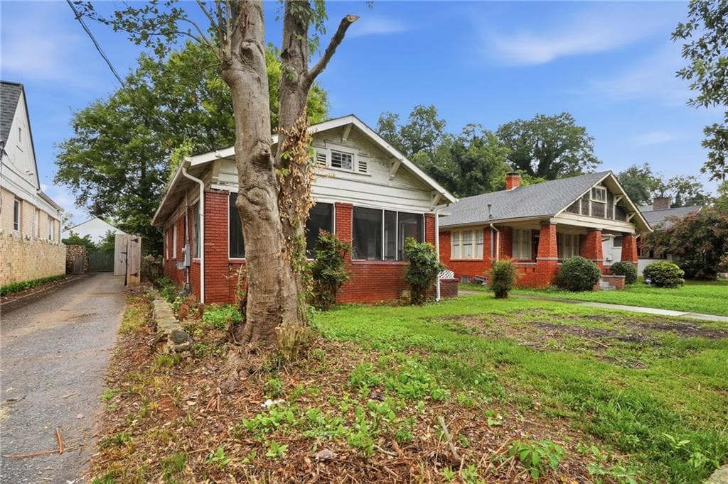 3 bedroom, 2 bathroom, 1,628 sq ft single family residence for sale at 675 Holderness Street, Atlanta, GA 30310 — photo 2