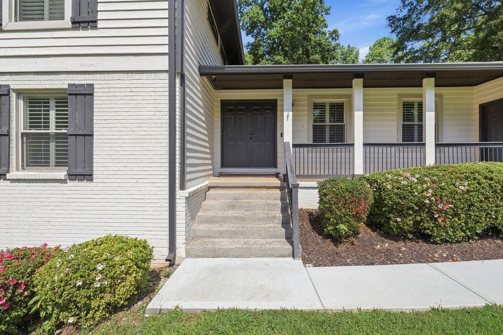 5 bedroom, 3 bathroom, 2,378 sq ft single family residence for sale at 9630 Pine Thicket Way, Roswell, GA 30075 — photo 3