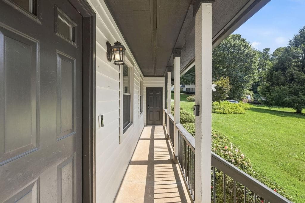 5 bedroom, 3 bathroom, 2,378 sq ft single family residence for sale at 9630 Pine Thicket Way, Roswell, GA 30075 — photo 4