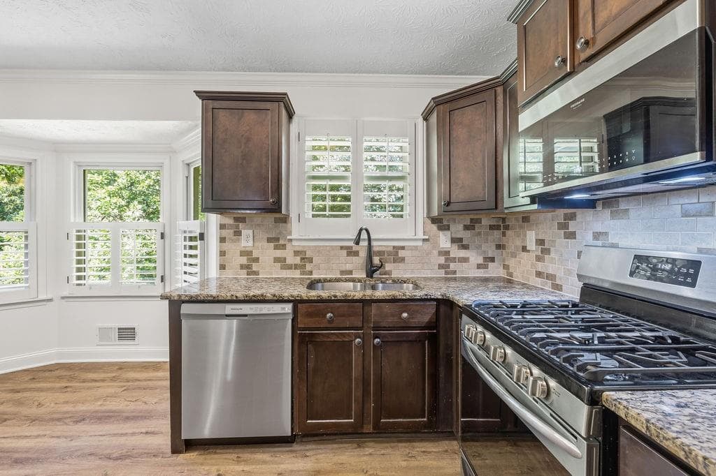 5 bedroom, 3 bathroom, 2,378 sq ft single family residence for sale at 9630 Pine Thicket Way, Roswell, GA 30075 — photo 10