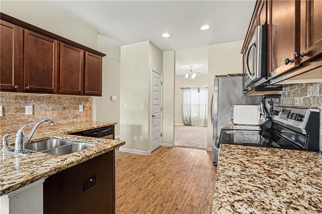 5 bedroom, 3 bathroom, 2,485 sq ft single family residence for sale at 325 Horizon Trace, Loganville, GA 30052 — photo 3
