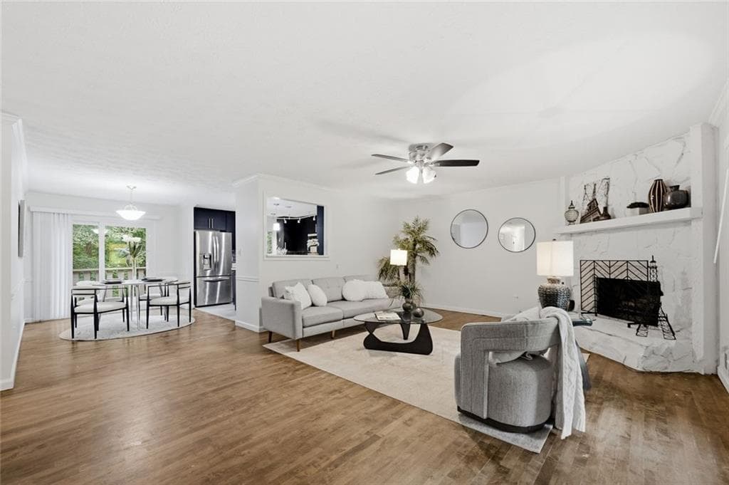 3 bedroom, 3 bathroom, 2,105 sq ft single family residence under contract at 270 Parkmont Court, Roswell, GA 30076 — photo 4