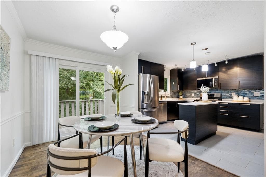 3 bedroom, 3 bathroom, 2,105 sq ft single family residence under contract at 270 Parkmont Court, Roswell, GA 30076 — photo 8