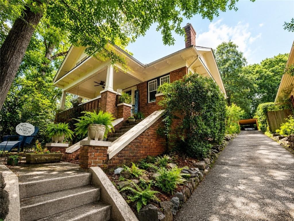 2 bedroom, 2 bathroom, 1,650 sq ft single family residence sold at 977 North Avenue, Atlanta, GA 30306