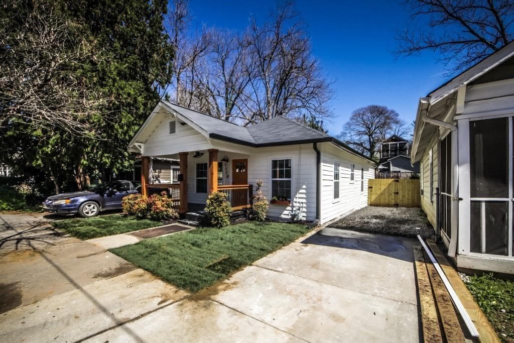 3 bedroom, 2 bathroom, 1,008 sq ft single family residence under contract at 1110 McDaniel Street, Atlanta, GA 30310 — photo 3