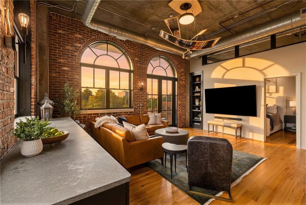 2 bedroom, 2 bathroom, 1,125 sq ft condominium for sale at 3235 Roswell Road 919, Atlanta, GA 30305 — photo 2