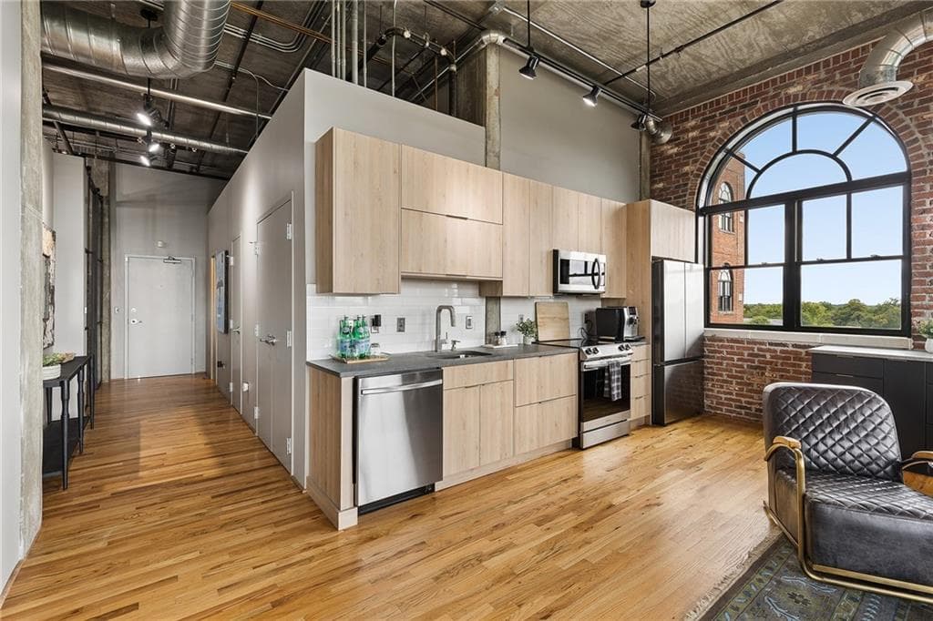 2 bedroom, 2 bathroom, 1,125 sq ft condominium for sale at 3235 Roswell Road 919, Atlanta, GA 30305 — photo 4