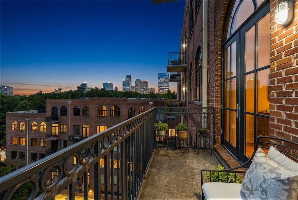 2 bedroom, 2 bathroom, 1,125 sq ft condominium for sale at 3235 Roswell Road 919, Atlanta, GA 30305 — photo 6