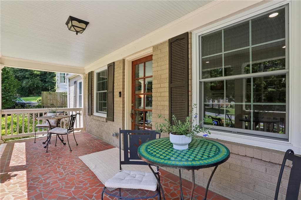 3 bedroom, 2 bathroom single family residence under contract at 548 E Wesley Road, Atlanta, GA 30305 — photo 2