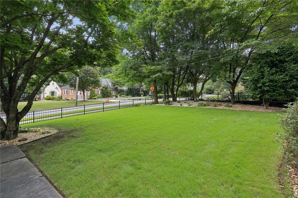 3 bedroom, 2 bathroom single family residence under contract at 548 E Wesley Road, Atlanta, GA 30305 — photo 5