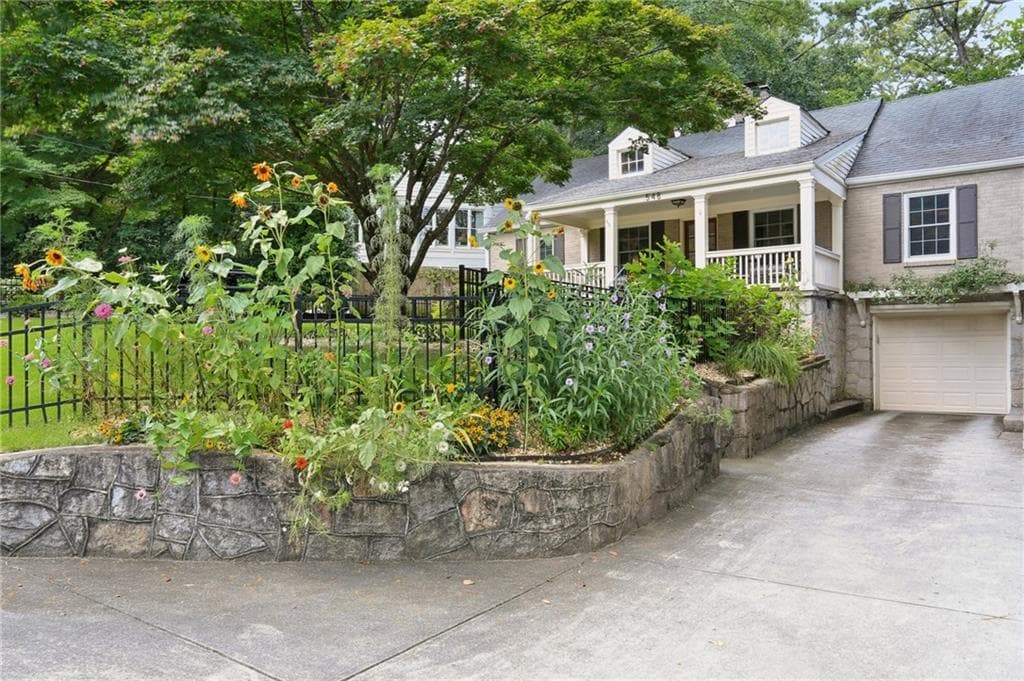 3 bedroom, 2 bathroom single family residence under contract at 548 E Wesley Road, Atlanta, GA 30305 — photo 3