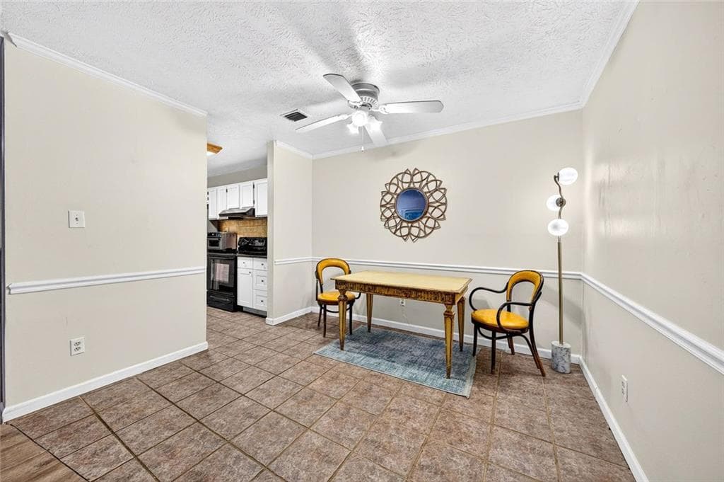 3 bedroom, 2 bathroom, 1,346 sq ft condominium for sale at 810 Tuxworth Circle, Decatur, GA 30033 — photo 4