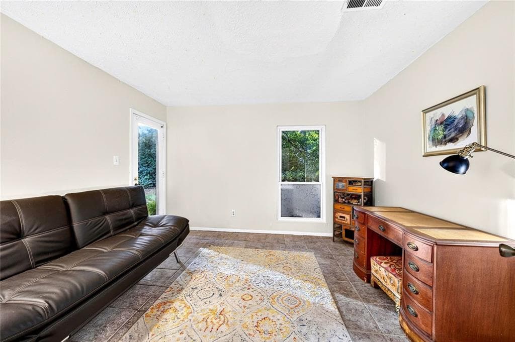 3 bedroom, 2 bathroom, 1,346 sq ft condominium for sale at 810 Tuxworth Circle, Decatur, GA 30033 — photo 8