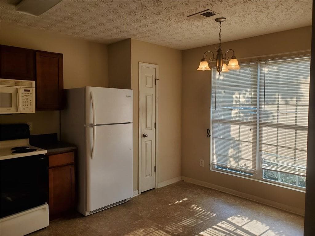 3 bedroom, 3 bathroom, 1,672 sq ft townhouse for sale at 11420 S Grove Drive, Hampton, GA 30228 — photo 3