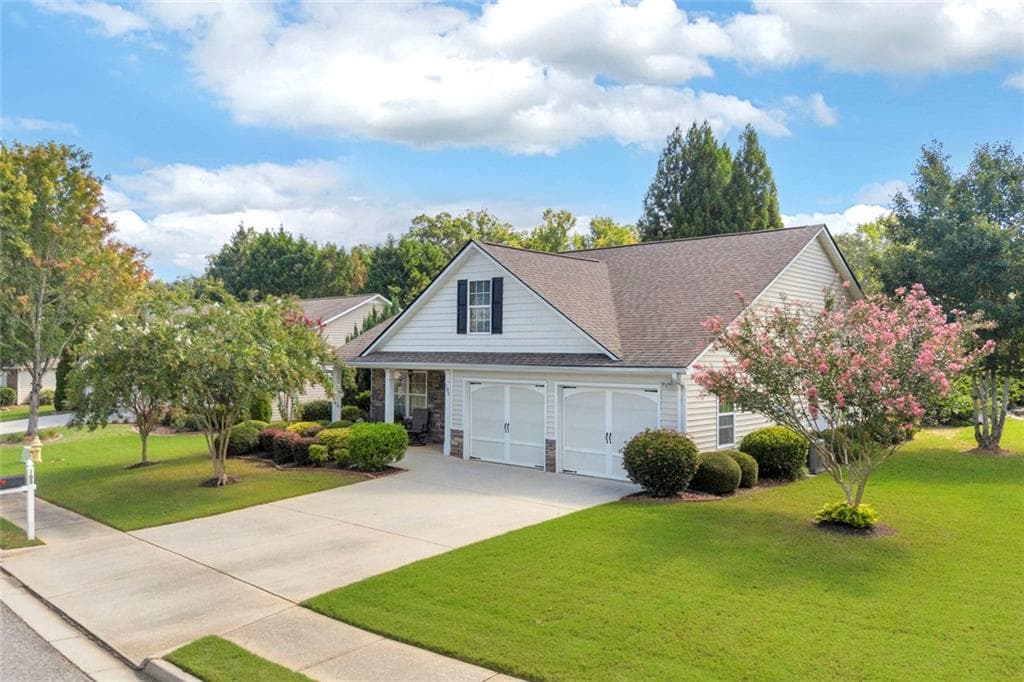 2 bedroom, 2 bathroom, 1,366 sq ft single family residence for sale at 105 Briarcrest Drive, Jefferson, GA 30549 — photo 1 of 27