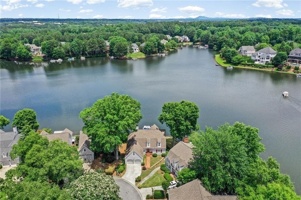 3 bedroom, 4 bathroom, 4,020 sq ft single family residence for sale at 6425 Spinnaker Lane, Alpharetta, GA 30005 — photo 2