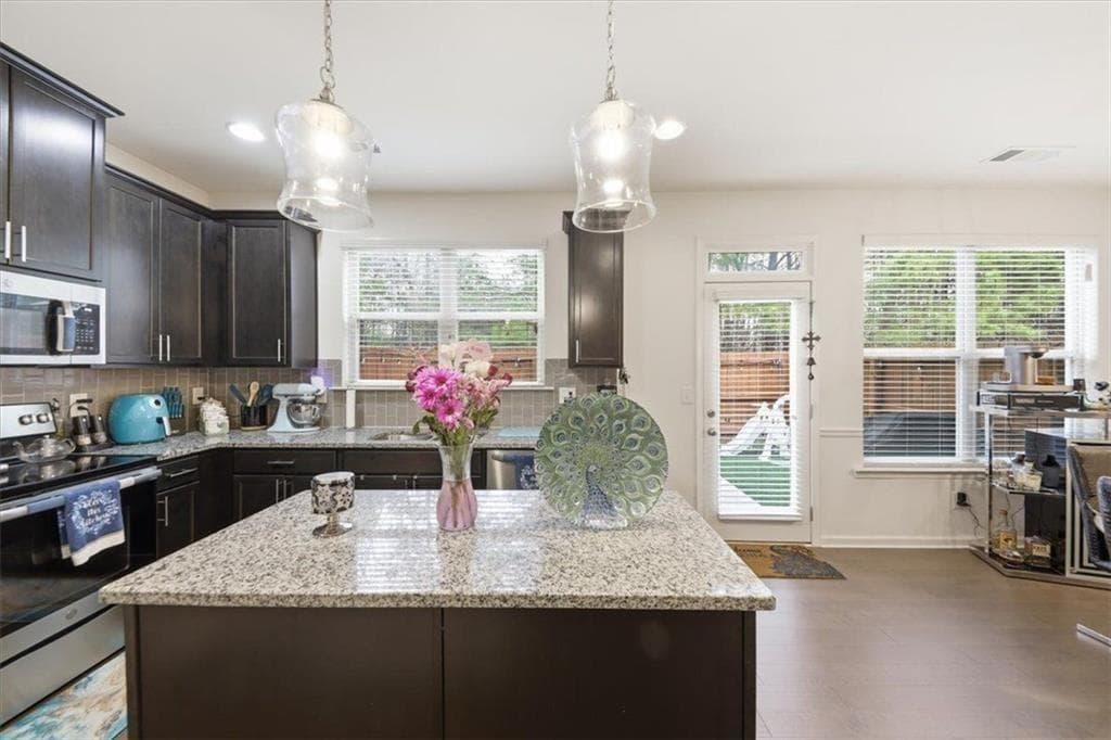 3 bedroom, 3 bathroom, 1,922 sq ft townhouse under contract at 5527 Radford Loop, Fairburn, GA 30213 — photo 8