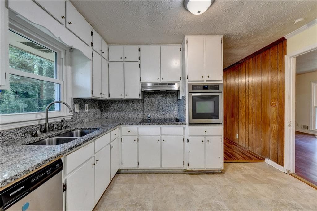 3 bedroom, 2 bathroom, 1,556 sq ft single family residence for sale at 1138 Woodland Circle, Lawrenceville, GA 30043 — photo 8