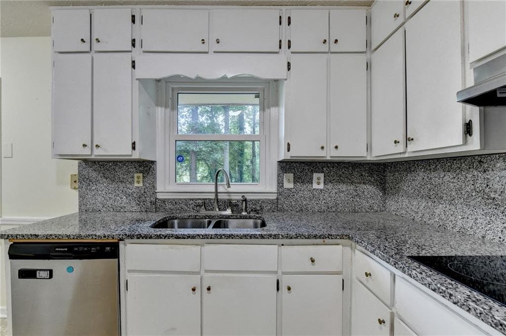 3 bedroom, 2 bathroom, 1,556 sq ft single family residence for sale at 1138 Woodland Circle, Lawrenceville, GA 30043 — photo 9