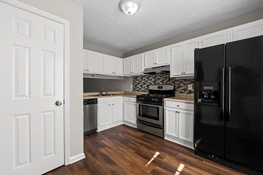 2 bedroom, 3 bathroom, 1,152 sq ft townhouse for sale at 2041 Charter Manor, Lithonia, GA 30058 — photo 4