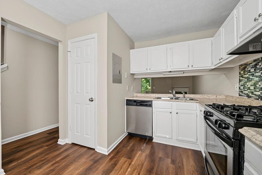 2 bedroom, 3 bathroom, 1,152 sq ft townhouse for sale at 2041 Charter Manor, Lithonia, GA 30058 — photo 3