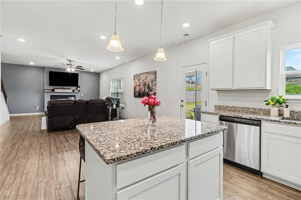 4 bedroom, 3 bathroom, 2,372 sq ft single family residence for sale at 407 Sierra Point, Cartersville, GA 30120 — photo 10