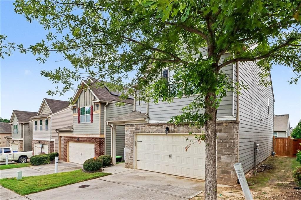 3 bedroom, 3 bathroom, 2,114 sq ft single family residence under contract at 5885 Seabright Lane, Atlanta, GA 30349 — photo 3