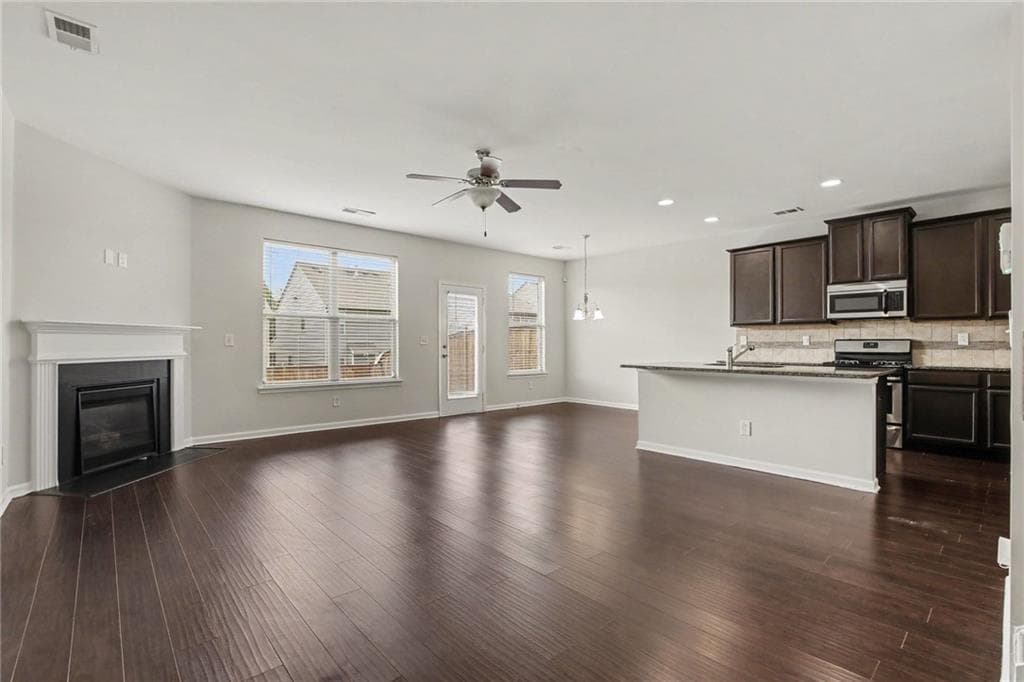 3 bedroom, 3 bathroom, 2,114 sq ft single family residence under contract at 5885 Seabright Lane, Atlanta, GA 30349 — photo 6