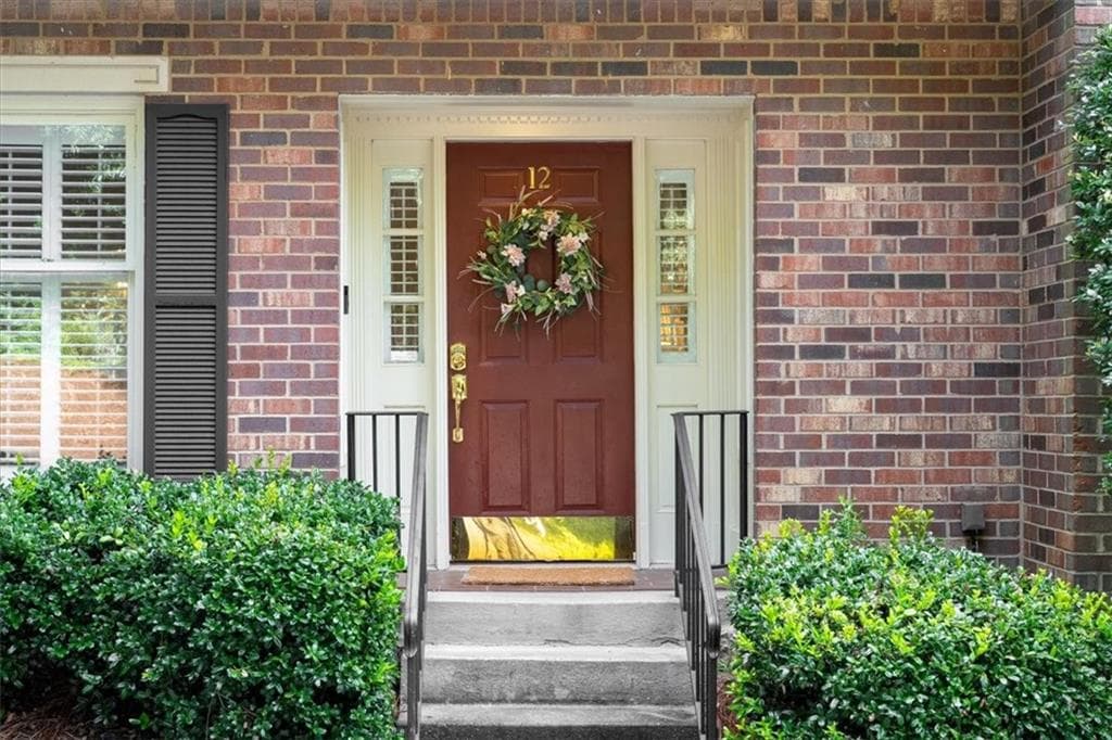 3 bedroom, 3 bathroom, 1,400 sq ft townhouse for sale at 12 Queen Victoria Place, Atlanta, GA 30342 — photo 2
