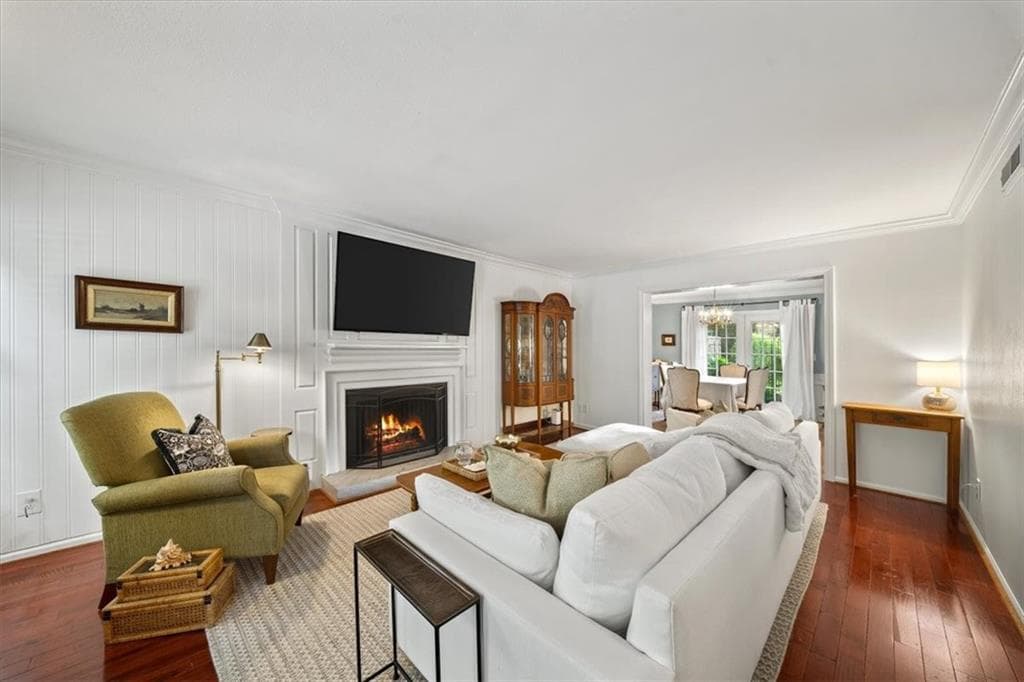 3 bedroom, 3 bathroom, 1,400 sq ft townhouse for sale at 12 Queen Victoria Place, Atlanta, GA 30342 — photo 4