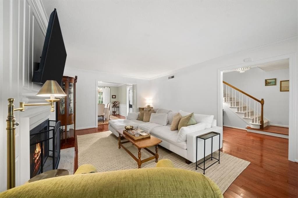 3 bedroom, 3 bathroom, 1,400 sq ft townhouse for sale at 12 Queen Victoria Place, Atlanta, GA 30342 — photo 7