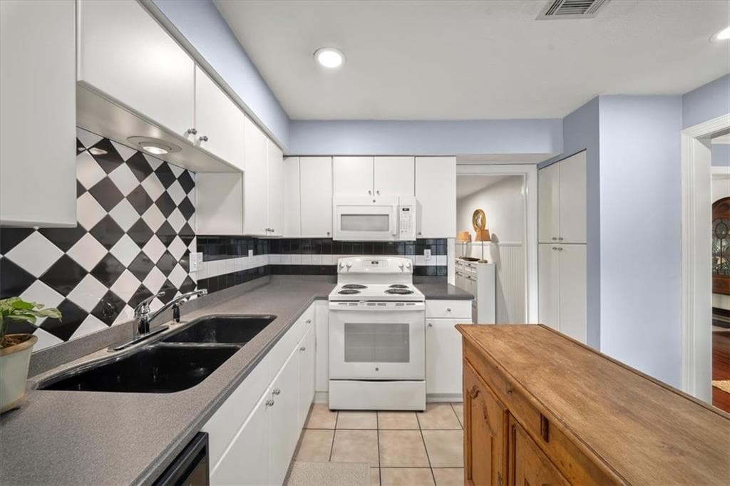 3 bedroom, 3 bathroom, 1,400 sq ft townhouse for sale at 12 Queen Victoria Place, Atlanta, GA 30342 — photo 10