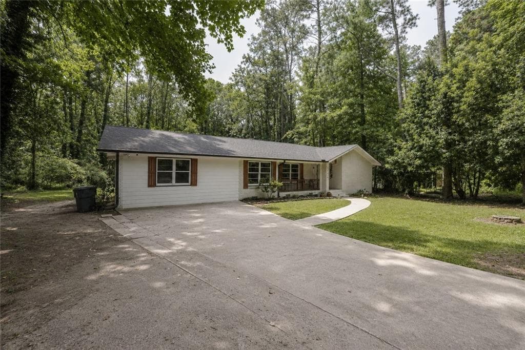 4 bedroom, 3 bathroom, 2,400 sq ft single family residence for sale at 4670 Kelden Circle, Atlanta, GA 30349 — photo 3