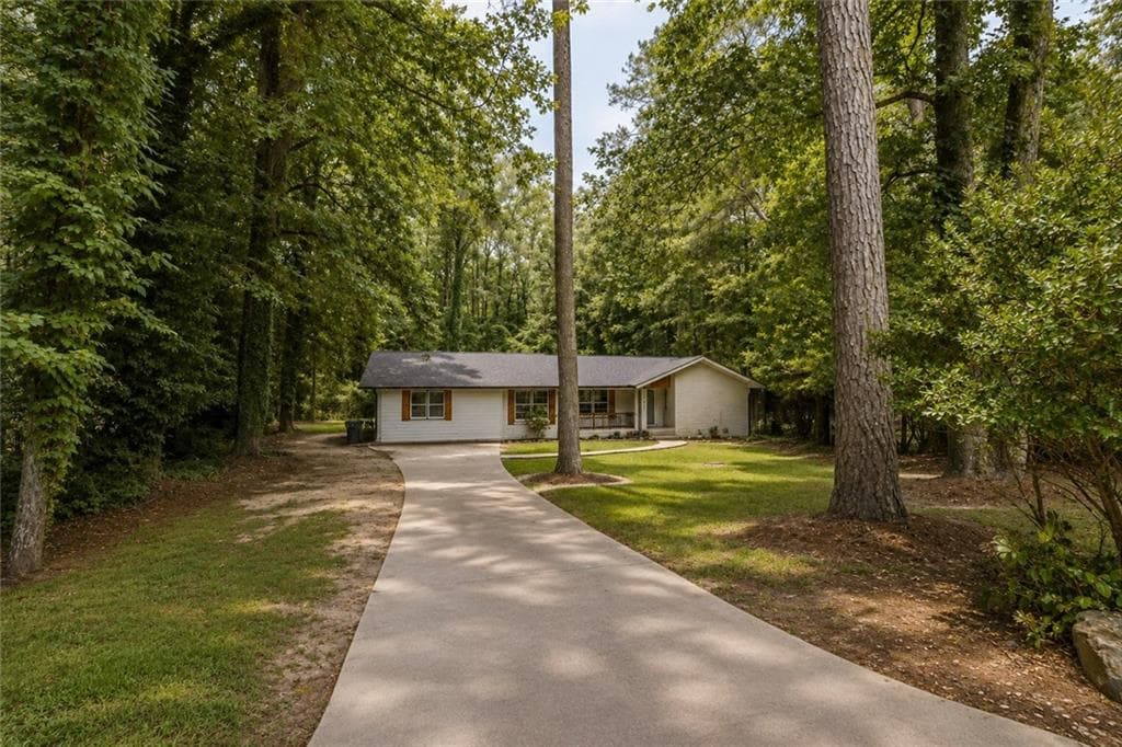 4 bedroom, 3 bathroom, 2,400 sq ft single family residence for sale at 4670 Kelden Circle, Atlanta, GA 30349 — photo 2