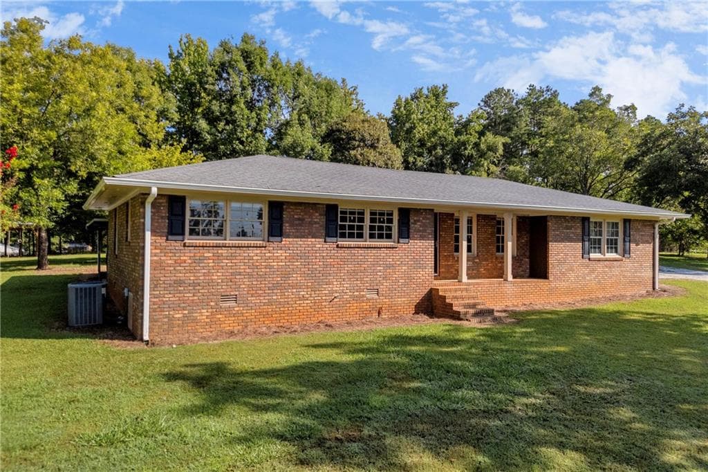 4 bedroom, 3 bathroom, 1,981 sq ft single family residence under contract at 45 Smith Overhead Bridge Road, Commerce, GA 30530 — photo 5