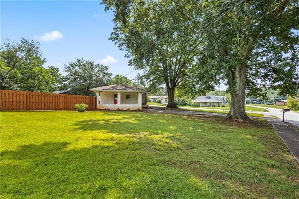 3 bedroom, 2 bathroom, 1,228 sq ft single family residence for sale at 2801 Miriam Lane, Decatur, GA 30032 — photo 4