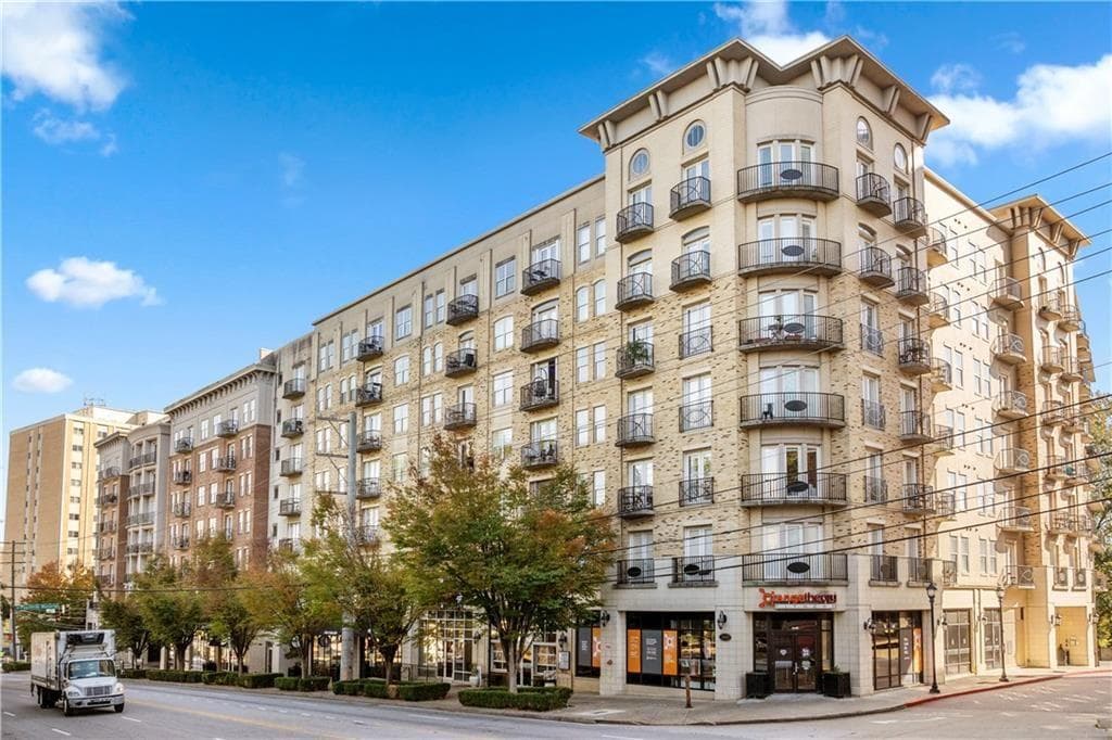 2 bedroom, 2 bathroom, 1,157 sq ft condominium sold at 2277 Peachtree Road 407, Atlanta, GA 30309